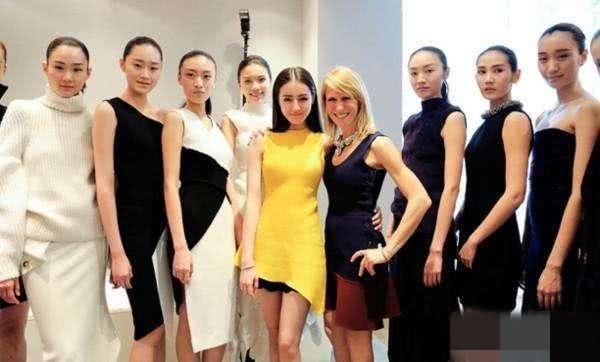 热巴的美腿获贝嫂称赞，这黄色连衣裙下面的也是设计的一部分吧？