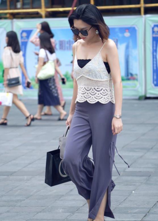 街拍:超高颜值的潮流美女,每个都是精致的女孩