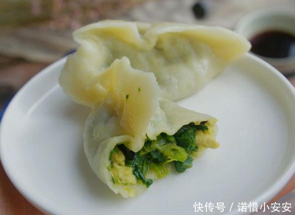  『包饺子』韭菜馅饺子好不好吃，放什么油是关键，婆婆这样做，饺子更鲜香