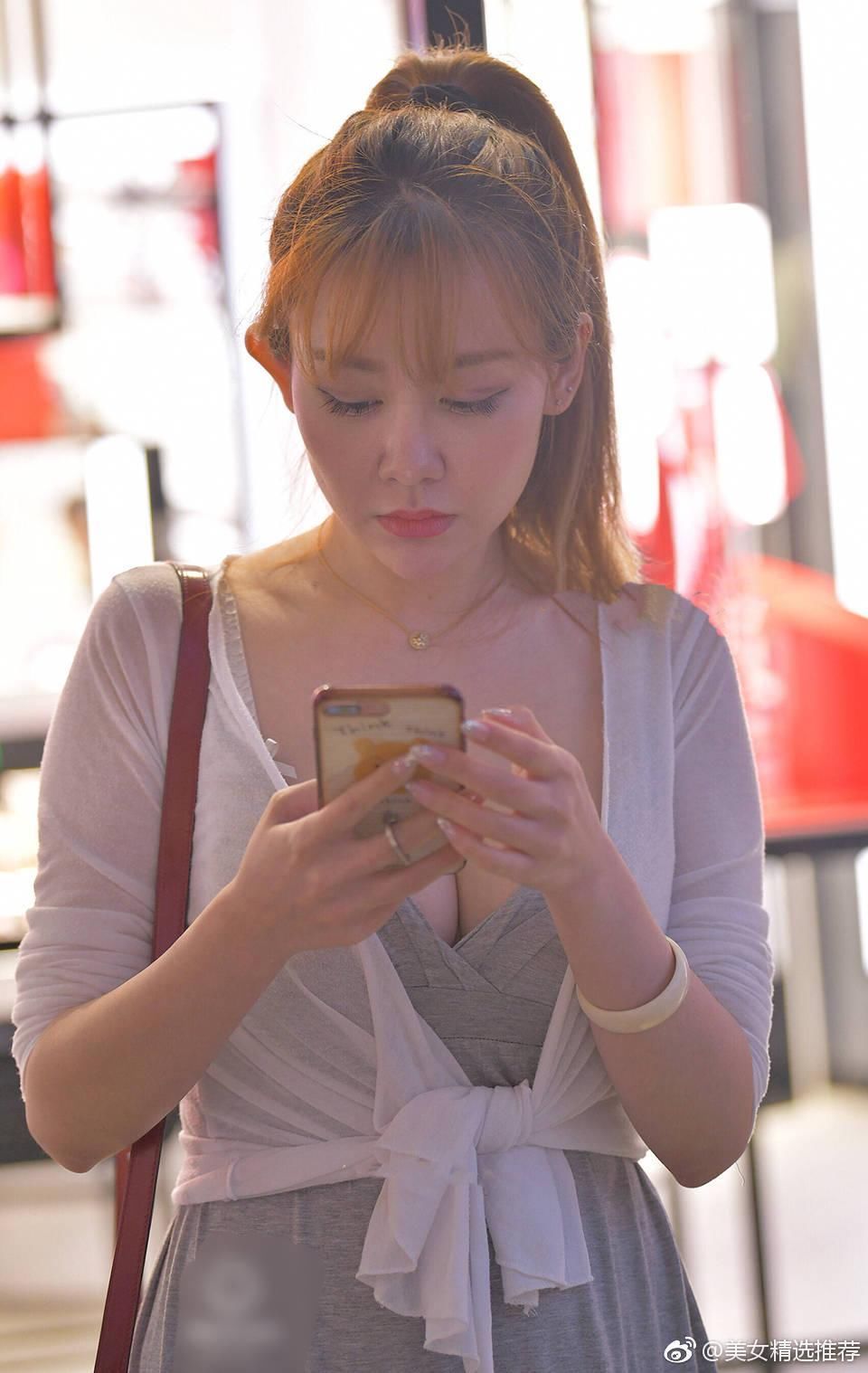 一点点街拍：美女丰满的身材让人羡慕，就是抽烟的习惯不太好