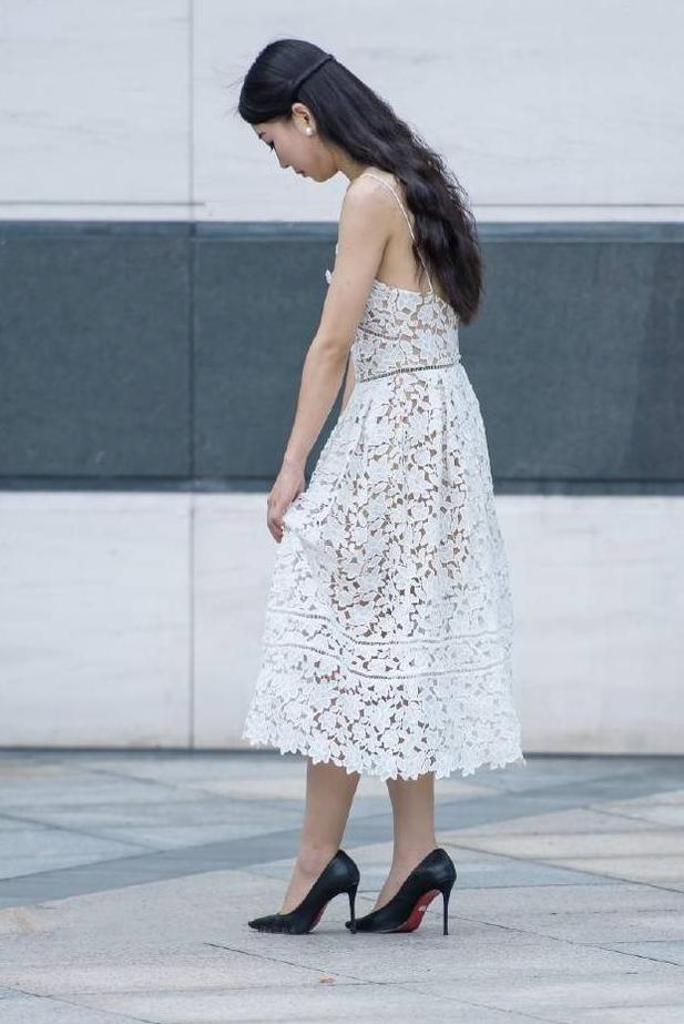 小姐姐穿白色镂空吊带连衣裙，就像穿的白纸裙一样！