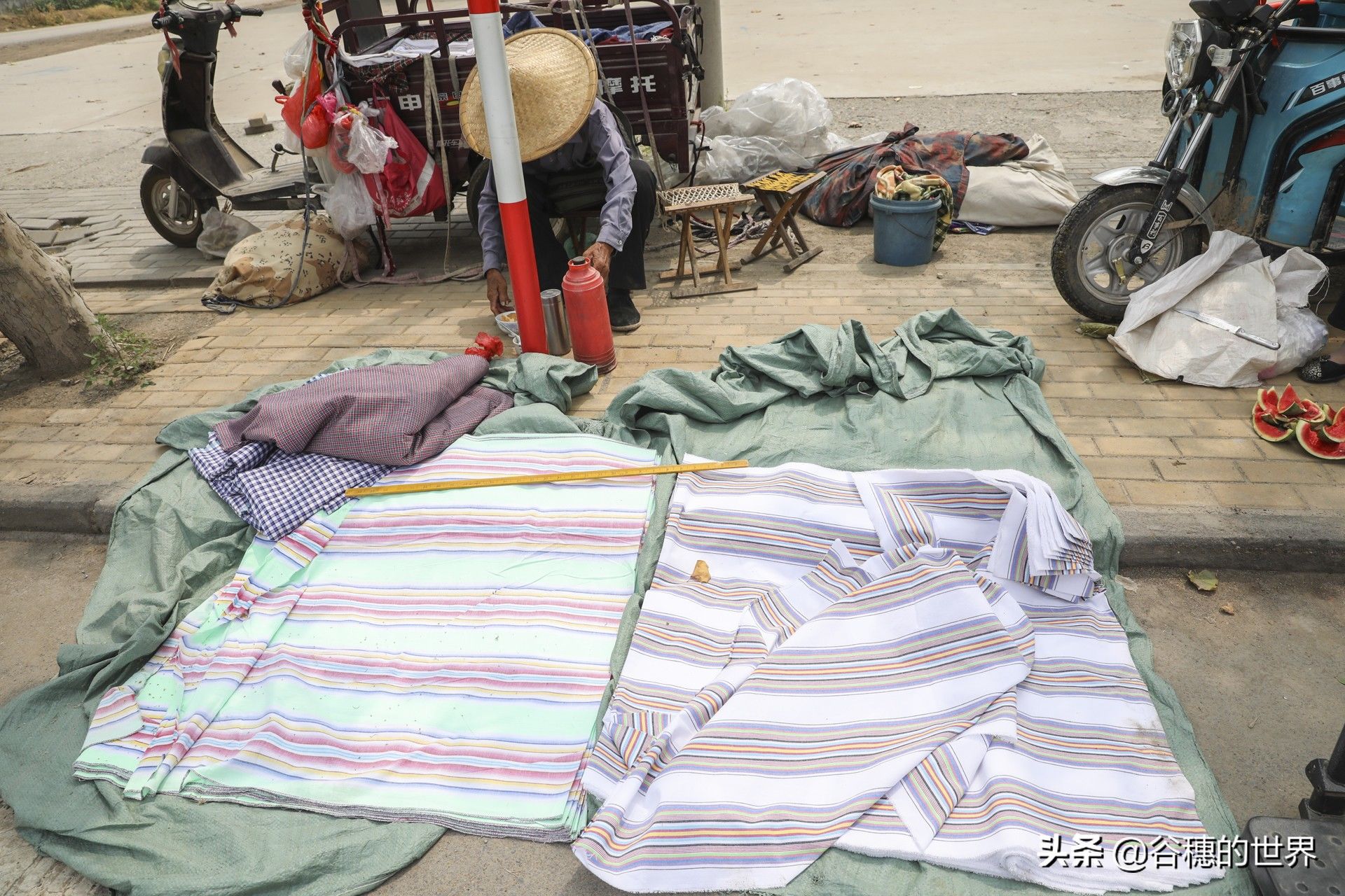 37度高温，8旬农村老人街边做生意，午餐是白开水泡“托鲁”