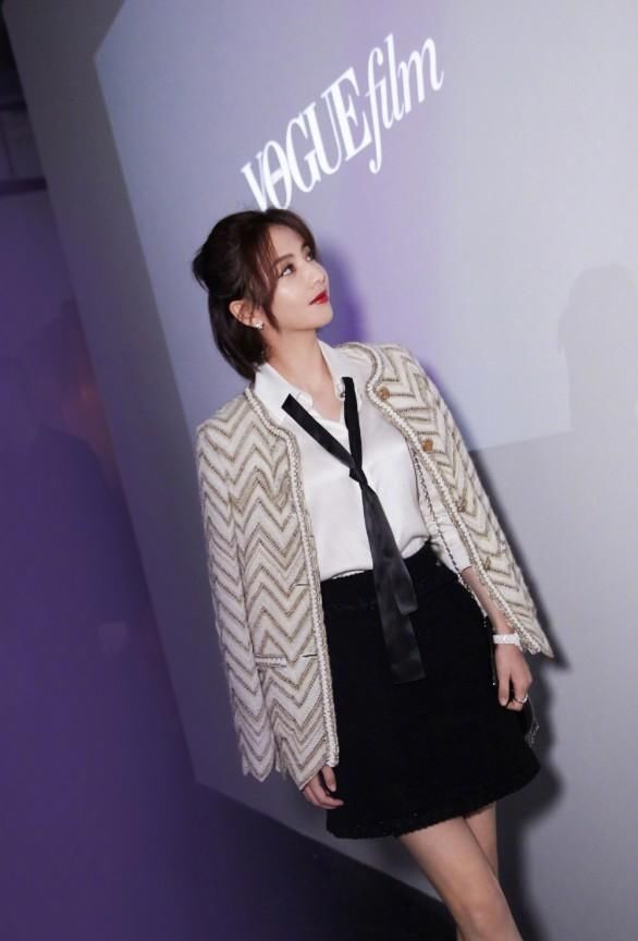 佟丽娅太节俭了!把“购物袋”系一根绳子当包背，解锁另类时尚!