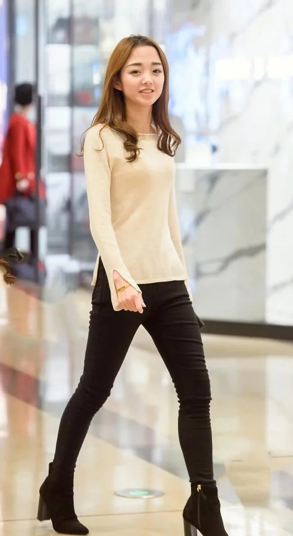 甜美小姐姐修身穿搭勾勒出饱满的胸部，撅起的嘴唇，让人心生怜爱