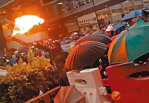  「暴徒」今天香港特区政府发布会上，终于说出了这两个字