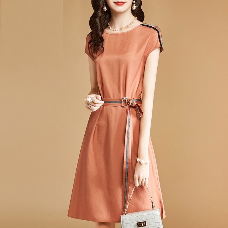 姐姐是设计师，专为41岁妈妈设计的高级A字裙，美嫩回20年前