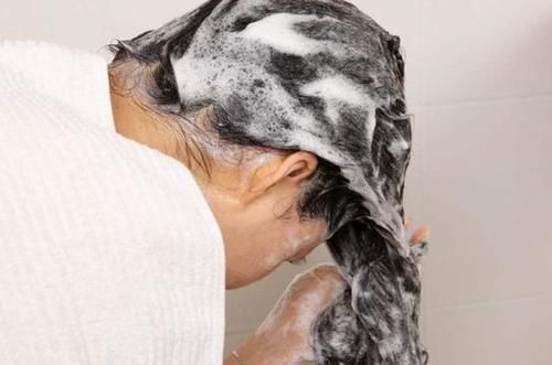  头发■头发打湿后，直接就用洗发水？我经常做错，难怪头发油得快掉得多