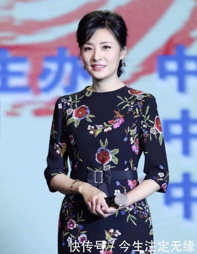  『设计使得』著名主持人周涛真会穿，穿刺绣印花连衣裙高级优雅，显东方女性美