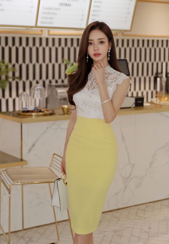 女神孙允珠，蛋黄奶昔白色梦幻刺花波浪裙