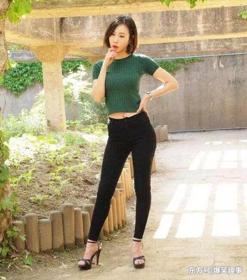 贴身紧致的牛仔裤，轻松衬托出美女完美身形，塑造迷人气质！