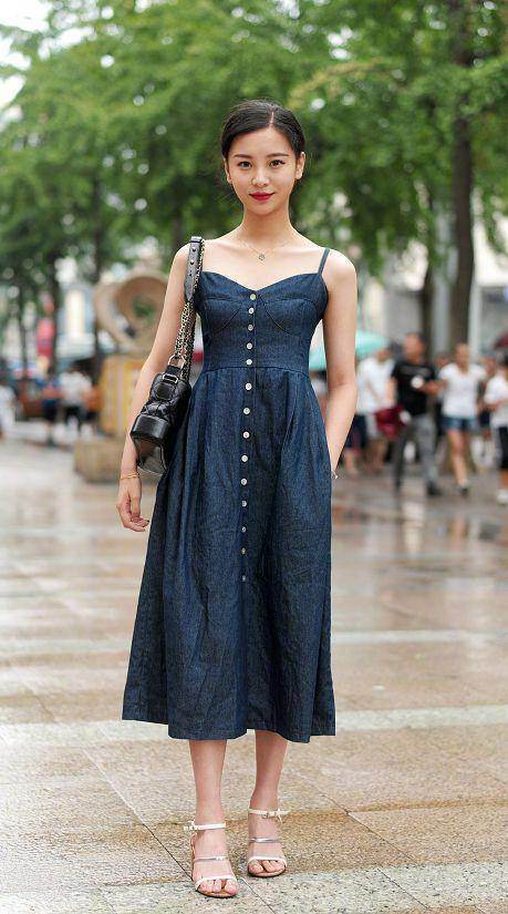 凹凸丰腴的紧身裤美女，展现女人的知性美气质，绽放女性的野性美