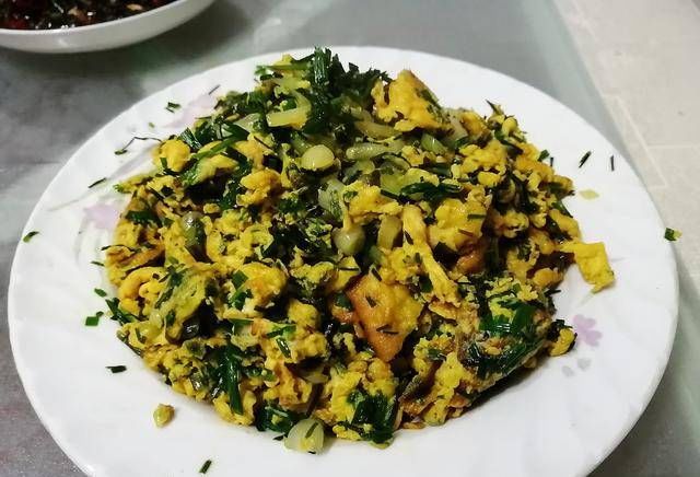  #好吃#一把葱和四个鸭蛋一起煎，比肉还好吃