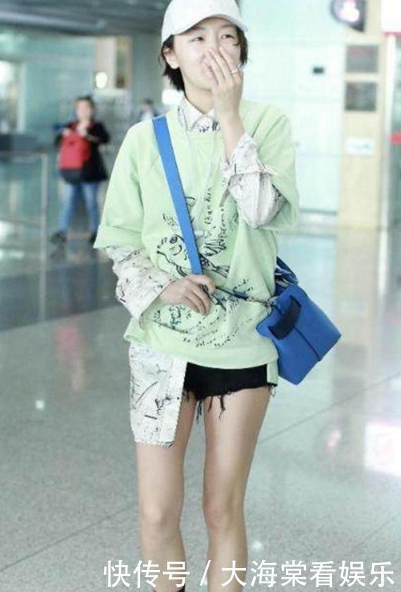 周冬雨短裤短得过分，三角区明显，网友直呼：没眼看