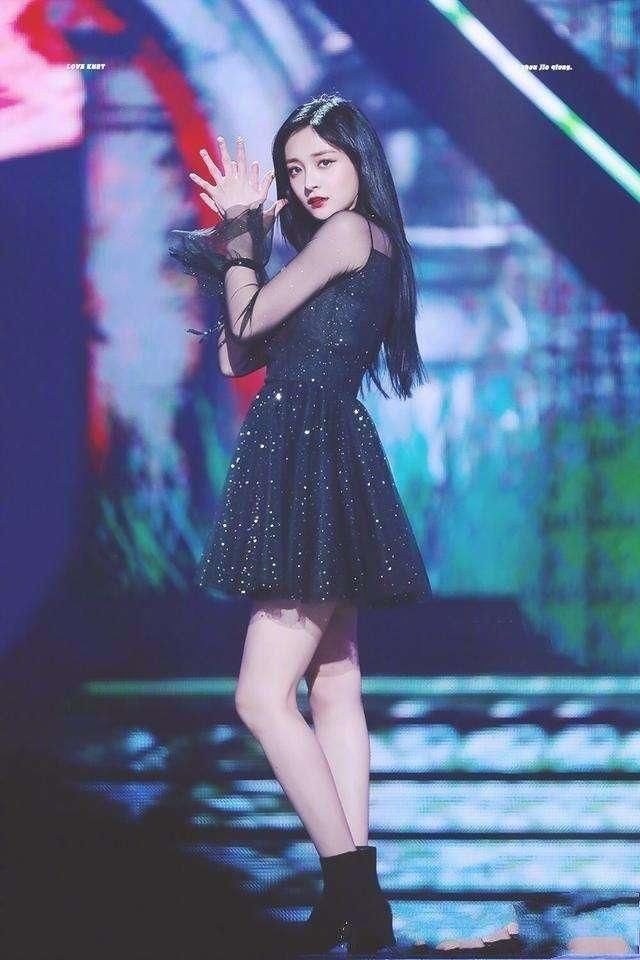 周洁琼真够猛的！穿的紧身牛仔裤还露出肚脐