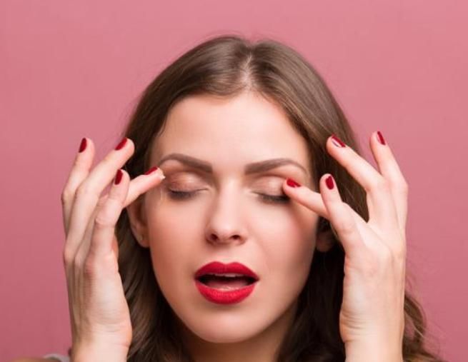  #眼霜#涂眼霜手法不对，再贵的眼霜都白费，快看看你涂对了吗？