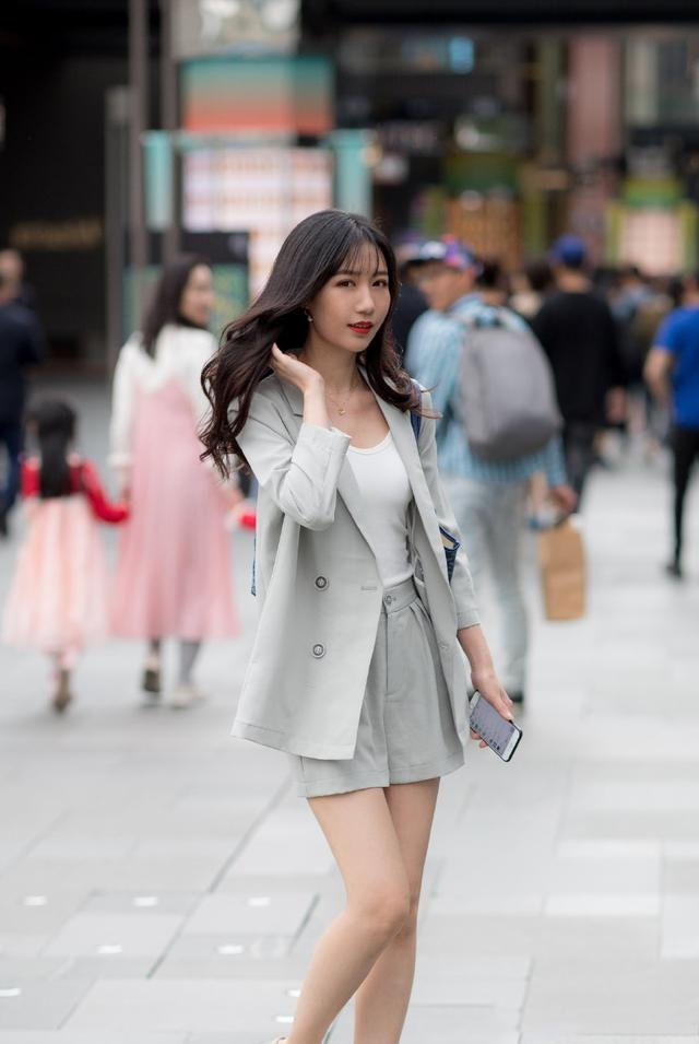 感觉|路人街拍:图一小姐姐长发飘飘,穿搭简约时尚,青春靓丽!
