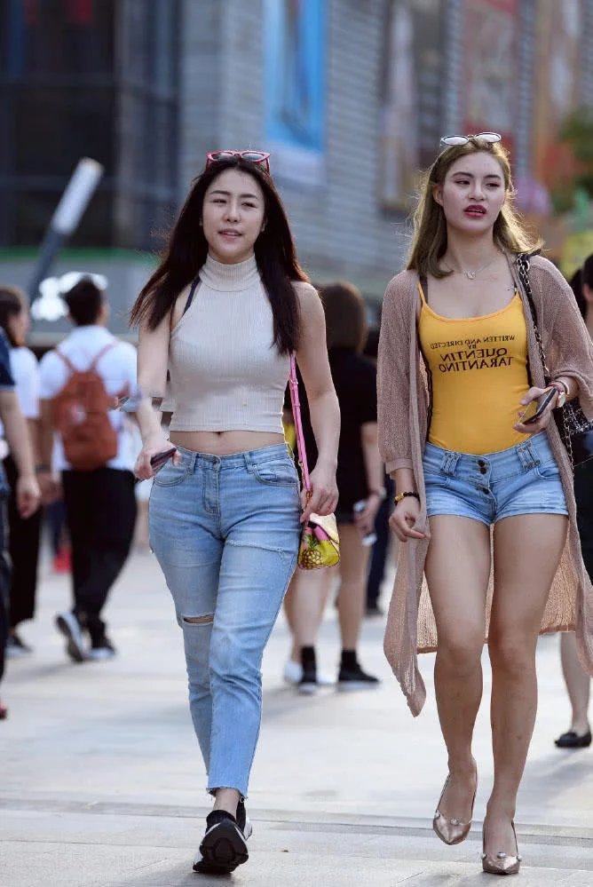 身材婀娜的黄色吊带小姐姐，蓝色紧身短裤太紧绷，玲珑有致好身材