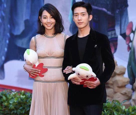 白百何到会活动，一袭粉丝长裙小腹拱起，网友：被她的肚子吓到了