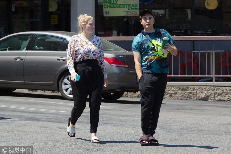 女星梅根与未婚夫现身一路未牵手感情凉凉？身材发福穿着土气似街
