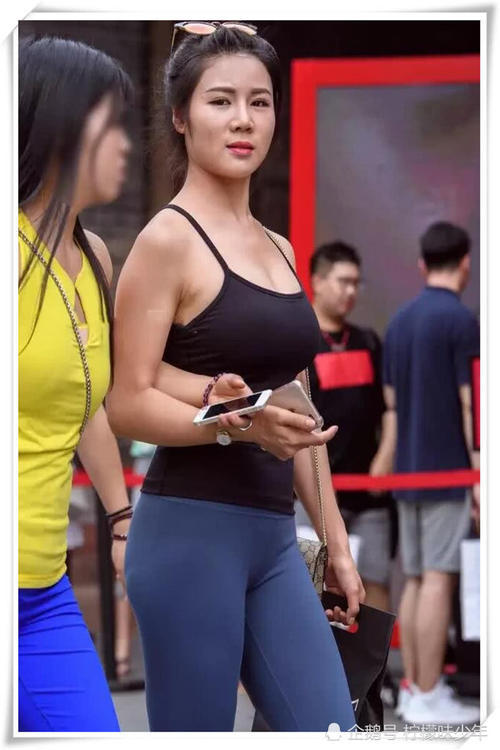 紧身裤尽显女性魅力，紧致包裹丰满翘臀展现撩人痕迹