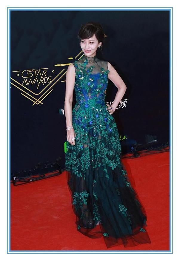 本以为赵雅芝的薄纱裙够透的了，可看到刘晓庆才知道什么叫疯狂！