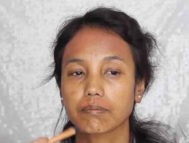 46岁环卫大妈第一次化妆,秒变女神,看到镜子后的自己笑得眼泪出来