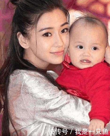 杨颖2岁儿子正面照曝光, 小海绵长相引网友热议: 堪称整容照妖镜