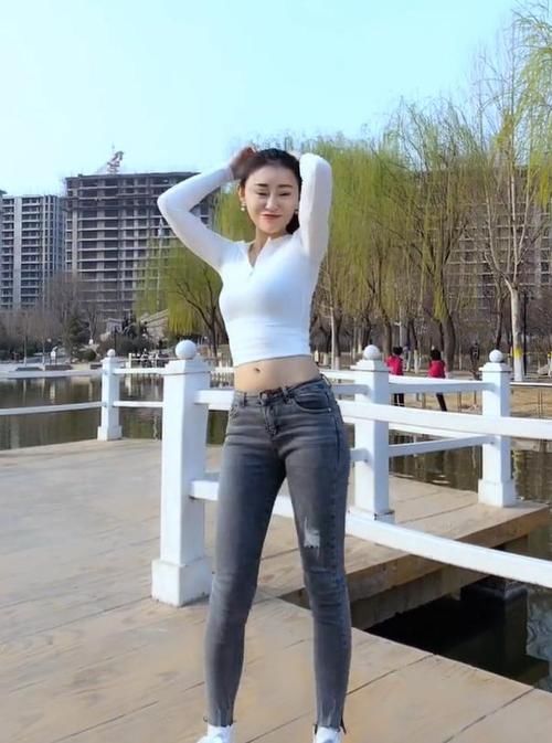  学院■紧身牛仔裤、小白鞋的搭配，穿出学院风的女神味道!