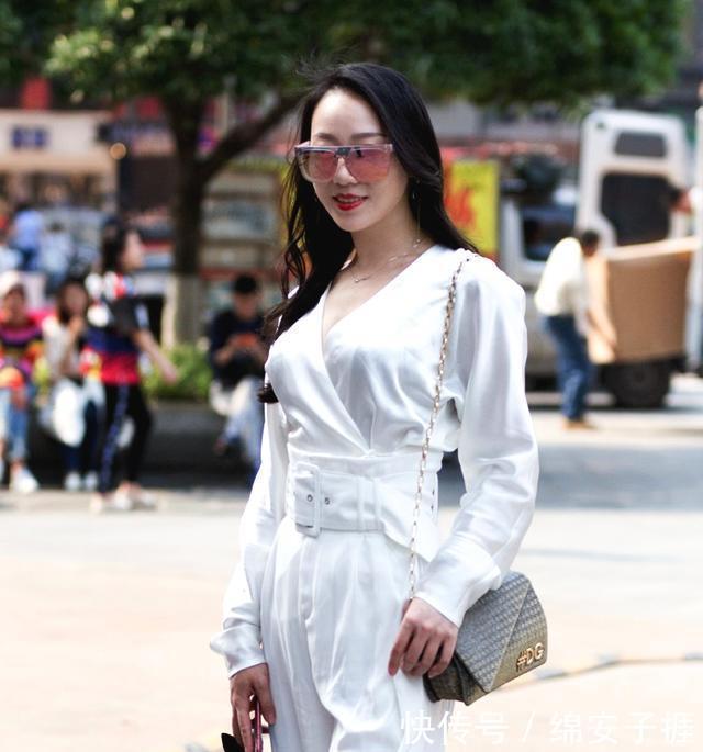 「丽人」街拍:时尚的小姐姐走路的样子,透着满满的自信!