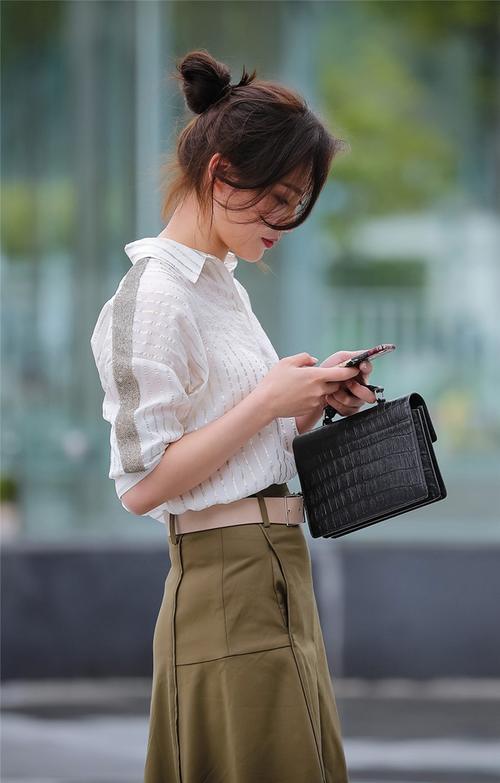 街拍：吸引人的不只有美女的身材与颜值,还有淡定优雅气质