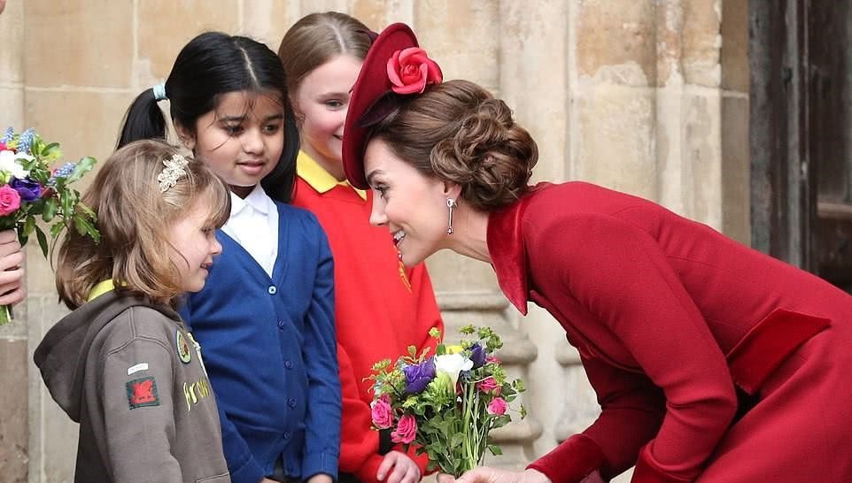 『风采』英国凯特王妃出席活动,一天两次换装,红色和宝蓝色各有风采