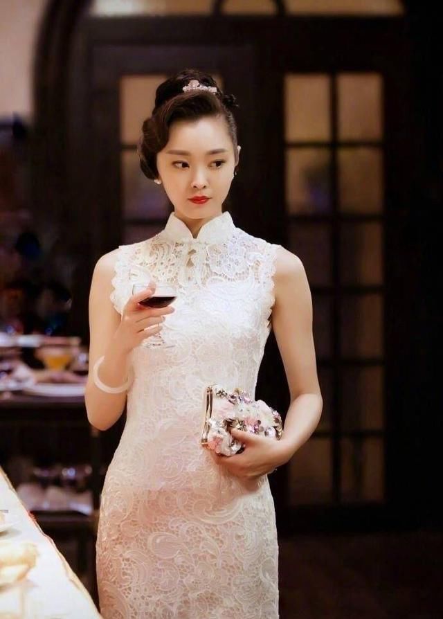 宋轶的肩真够宽的，看来还是旗袍适合她，露肩装就算了吧！