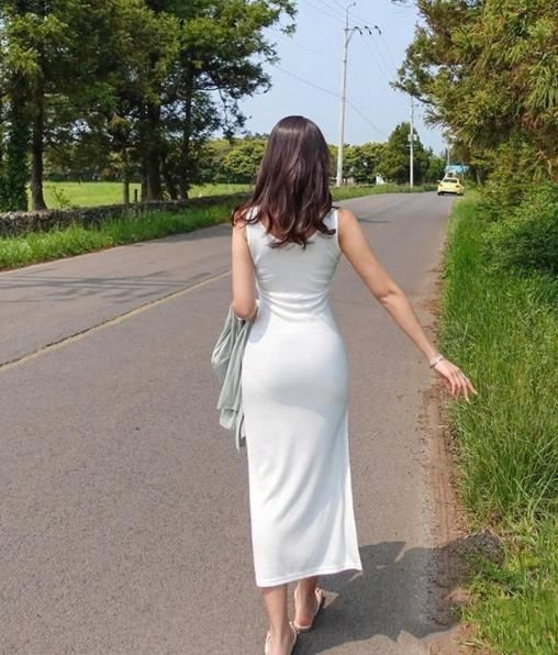路人街拍，美女身穿连衣裙S型身材尽显迷人气息！