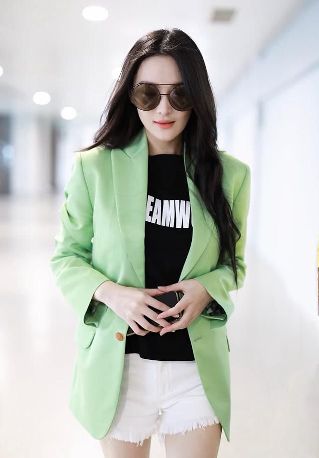 张馨予婚后亮相机场，齐臀短裤露出毛边大秀好身材，李晨后悔吧