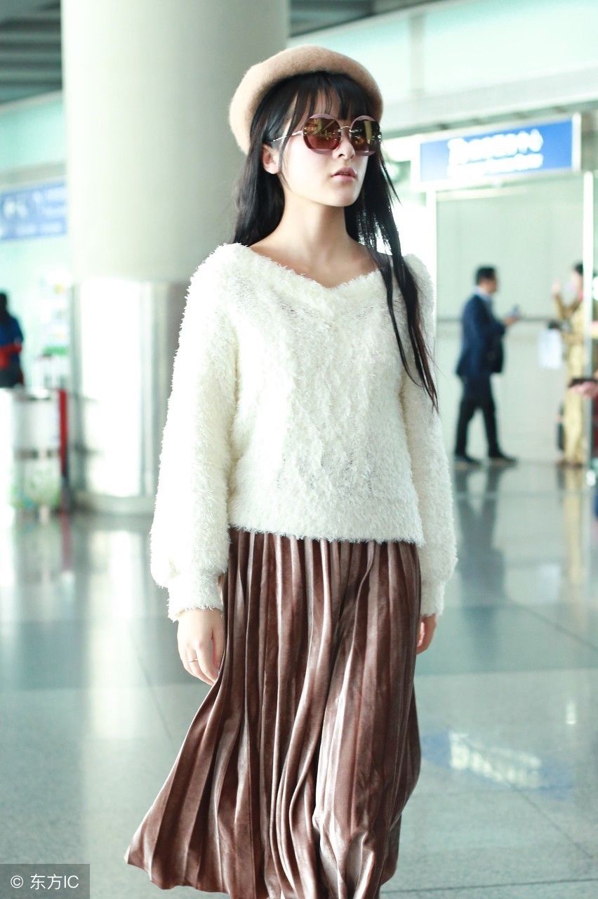 徐娇机场秀穿毛衣配丝绒裙，网友:这不是多年前周冬雨的装扮嘛!