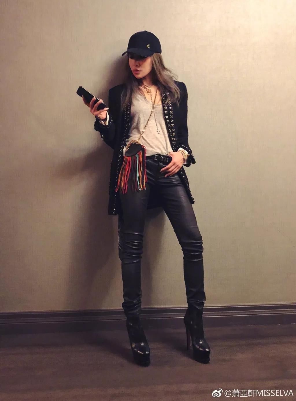 17年换15任男友,现又撩到24岁小鲜肉,40岁萧亚