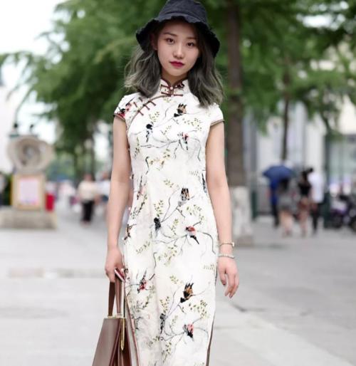 街拍：端庄美女散发出迷人的女人味，尽显性感的女性气息！