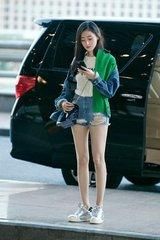 张天爱穿超短裤需要包包遮住“重点”！网友：尴尬了吧！