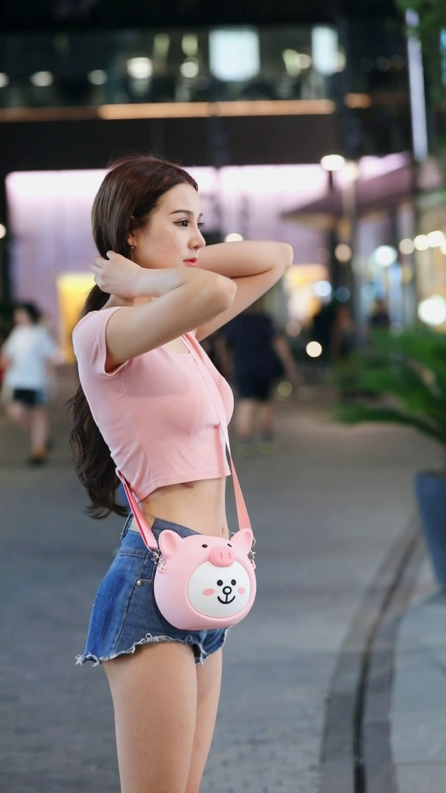  『微胖』身材微胖的小姐姐, T恤配牛仔短裤让人眼前一亮