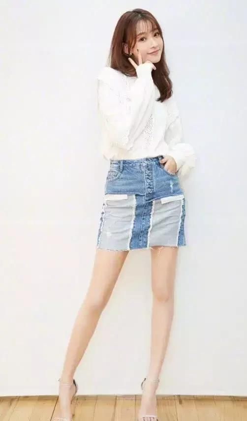 孙怡怎么想的？裤脚卷高不止30厘米！大长腿秒变“腊肠腿”