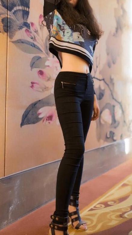 精致漂亮的牛仔裤美女，彰显文雅的温情，帅气有魅力！