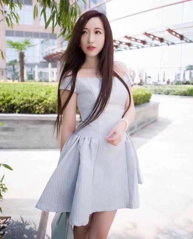 街拍：清秀美女一字肩长裙，尽显凹凸身姿，呈现视觉美感