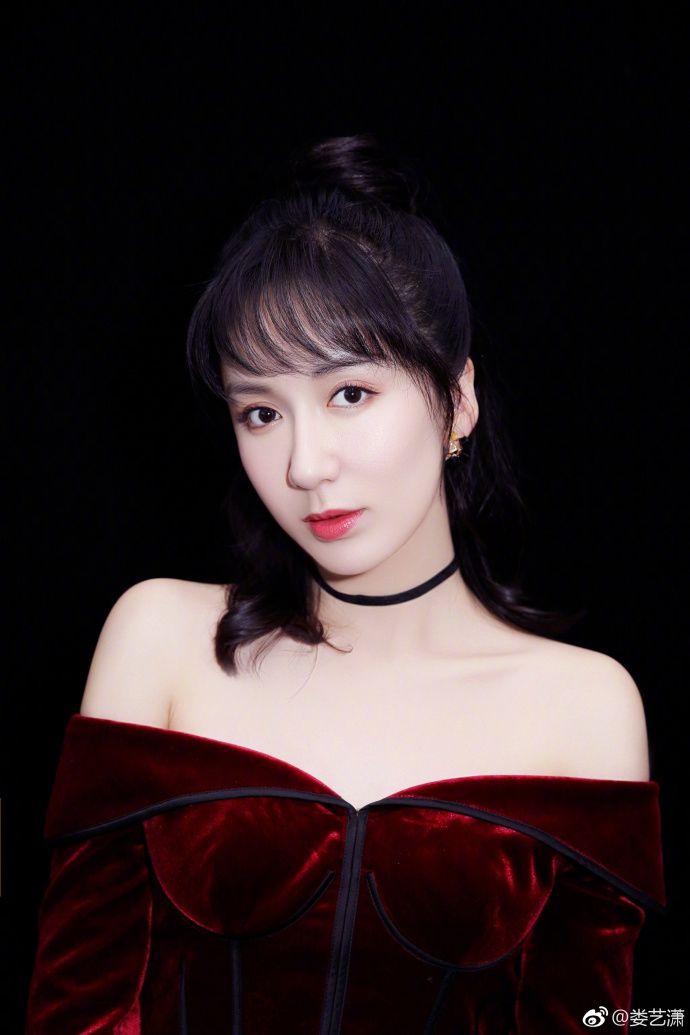 娄艺潇穿丝绒长裙优雅美艳 肤若凝脂大秀优美肩颈线