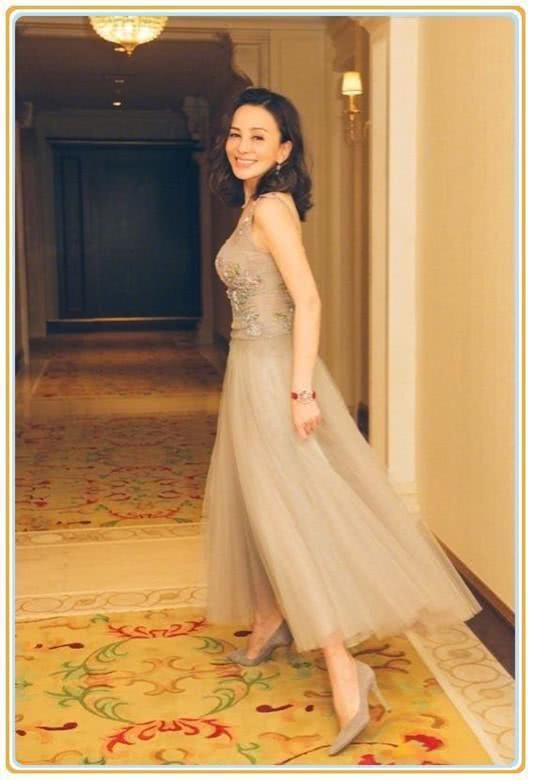 厉害了王琳!48岁还能撑起吊带裙，网友:上围是大写的骄傲!