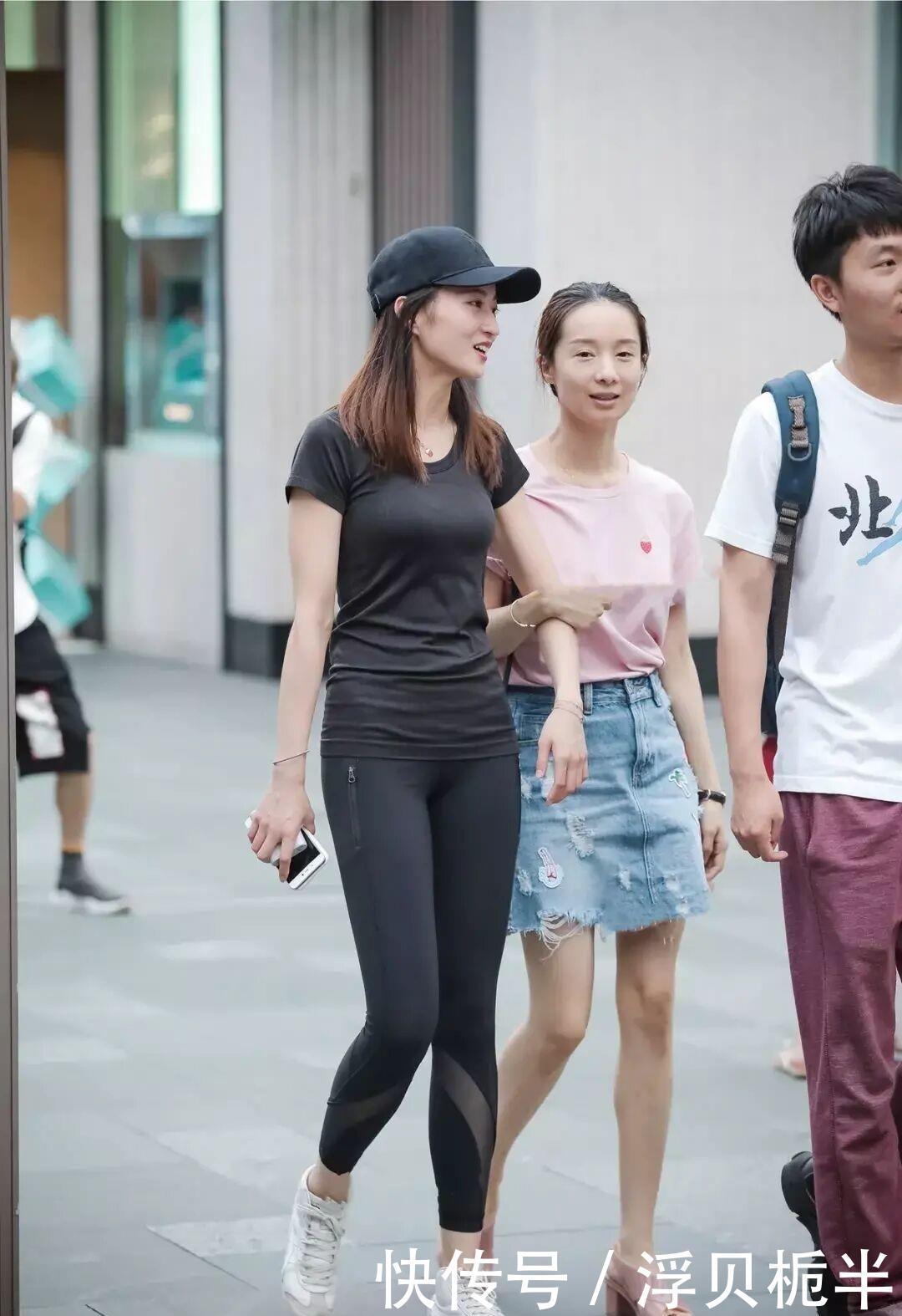 女人|真正聪明的女人,穿打底裤从不配短裙,时髦个性又显瘦!