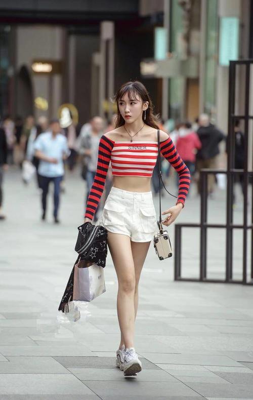 路人街拍，包臀裙美女，靓丽的身姿显得很有都市女郎的风采！