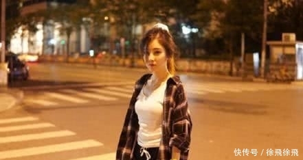  能比■冯提莫徒手扒墨鱼皮，动手能力非常人能比，能歌又善“武”！