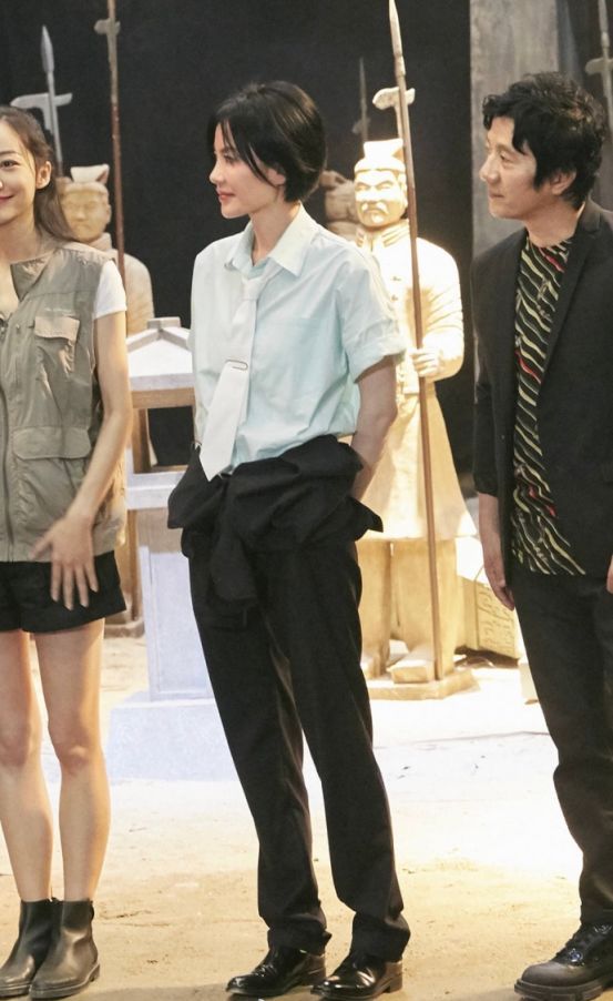 王菲穿长裤不系腰带非要中间打个结，网友：难怪要坐下来录节