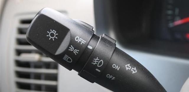  「转向灯」你可能还没意识到，这里是高速最危险的地方，操作不