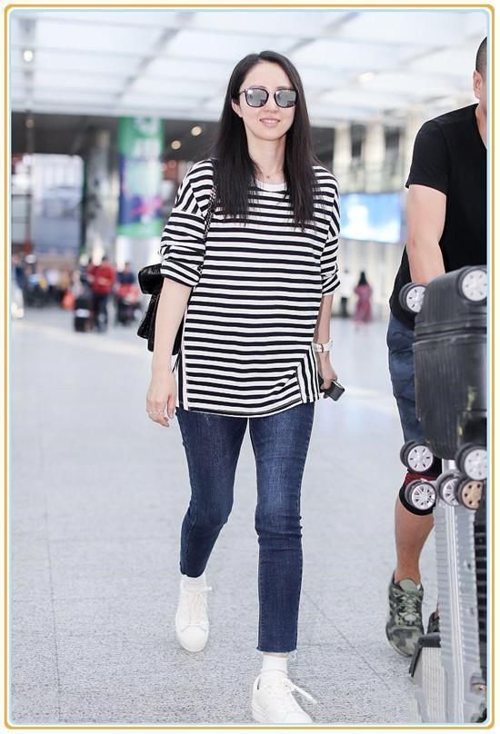 董璇是辣妈，霍思燕也是辣妈，二人同穿条纹T恤，差距竟如此尴尬